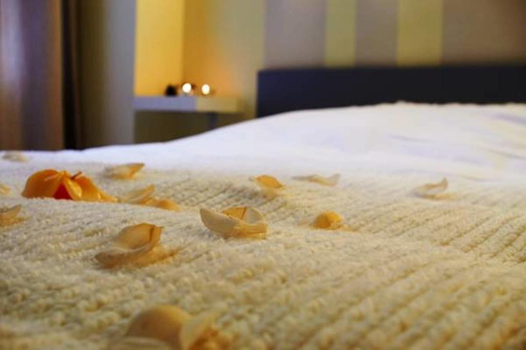 Romantic Apartment On Rynok Square With Air-Conditioning Лвив Стая снимка