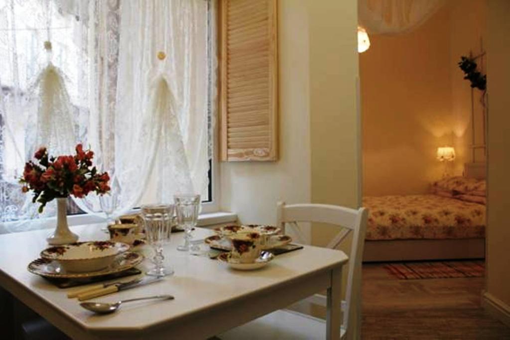 Romantic Apartment On Rynok Square With Air-Conditioning Лвив Стая снимка