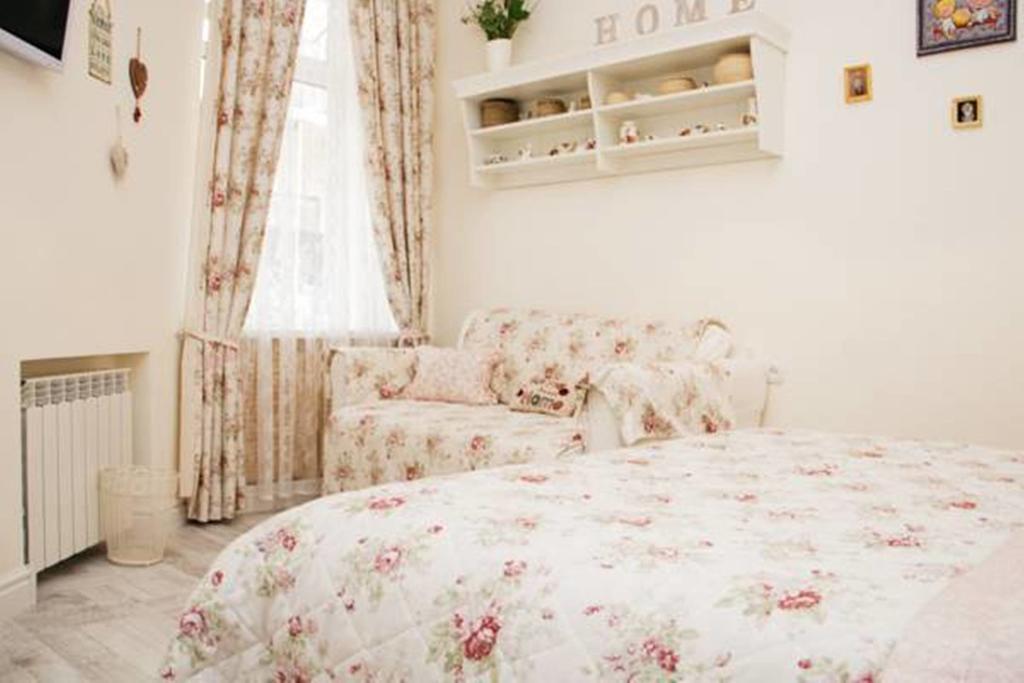 Romantic Apartment On Rynok Square With Air-Conditioning Лвив Стая снимка