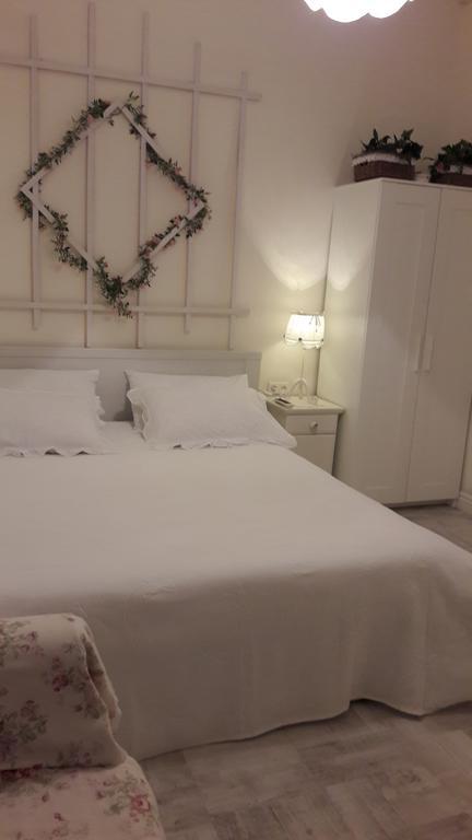 Romantic Apartment On Rynok Square With Air-Conditioning Лвив Екстериор снимка